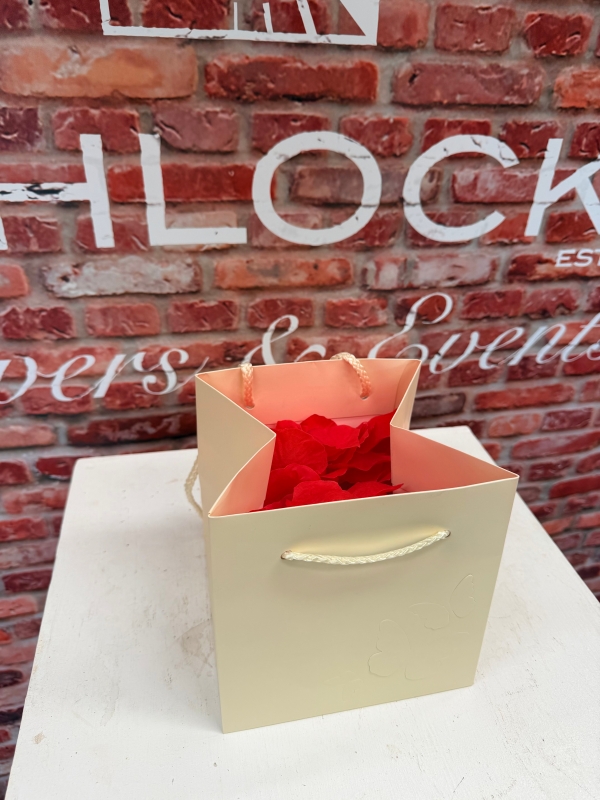 Artifical rose petals
